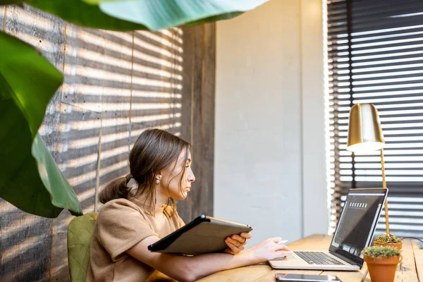 Femme créative avec tablette numérique au bureau à domicile — Photo