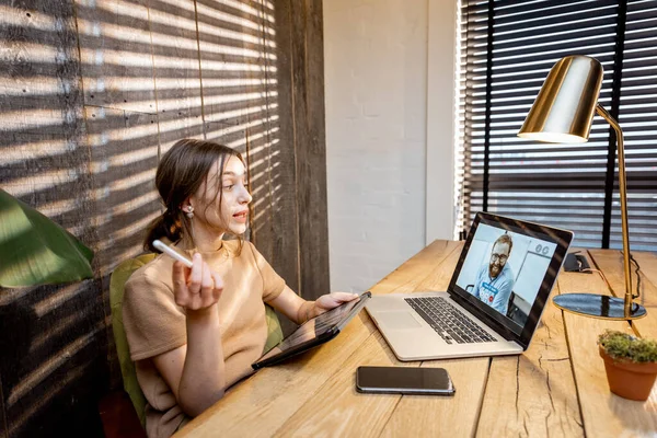 Woman working from home — Stock Photo, Image