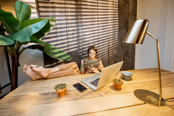 Mujer creativa con una tableta digital en la oficina en casa — Foto de Stock