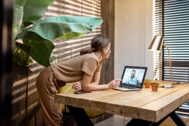 Evden çalışan kadın.