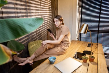 Ofisteki rahat kadın.