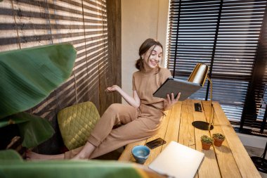 Ofisteki rahat kadın.