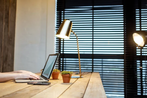 Thuis kantoor werkruimte met een laptop — Stockfoto