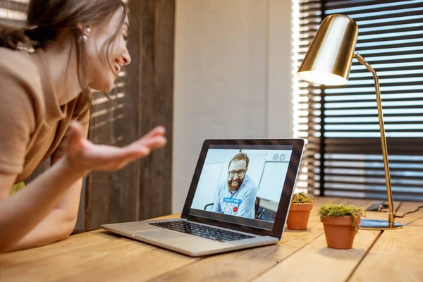 Frau arbeitet von zu Hause aus — Stockfoto