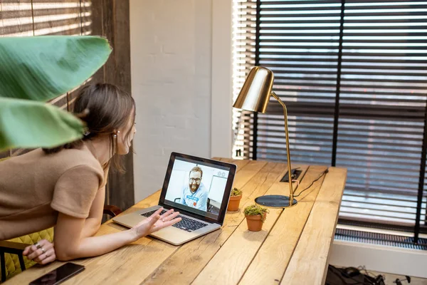 Frau arbeitet von zu Hause aus — Stockfoto