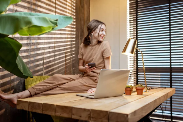 Relajada mujer en casa oficina — Foto de Stock