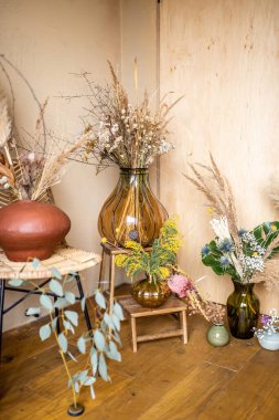 Kurumuş ve taze çiçeklerin değişik bileşimleri.