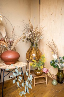 Kurumuş ve taze çiçeklerin değişik bileşimleri.