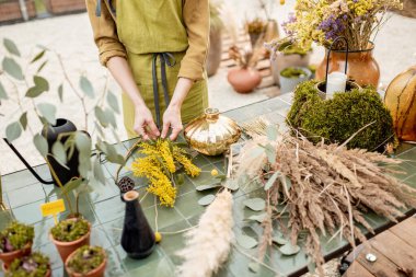 Çiçek kompozisyonları yapıyorum.
