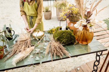 Çiçek kompozisyonları yapıyorum.