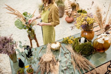 Çiçek kompozisyonları yapıyorum.