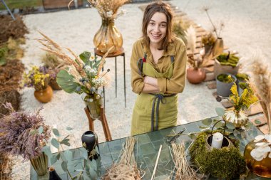 Çiçek kompozisyonları yapan bir kadın