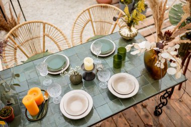 Şenlikli masa manzarası yeşil tonlarda