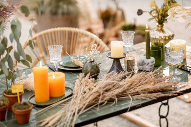 Şenlikli, yeşil tonlarda yemek masası.