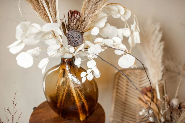 Samenstelling van bloemen en kruiden op beige achtergrond — Stockfoto