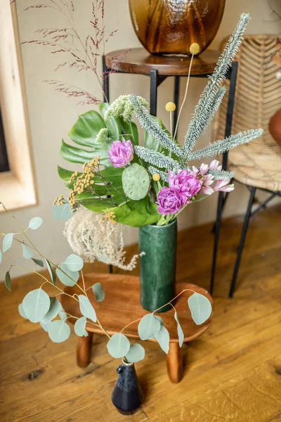 Verscheidenheid van verschillende samenstellingen van gedroogde en verse bloemen — Stockfoto