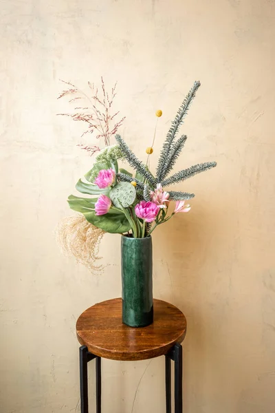 Složení čerstvých květin na béžovém pozadí — Stock fotografie