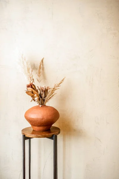 Composição de flores secas em um vaso de barro — Fotografia de Stock