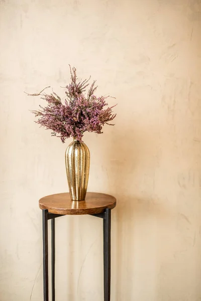 Gedroogde Calluna bloem in een gouden vaas — Stockfoto