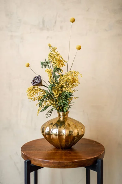 Složení květin a bylin na béžovém pozadí — Stock fotografie