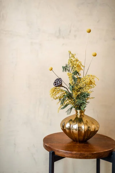 Samenstelling van bloemen en kruiden op beige achtergrond — Stockfoto
