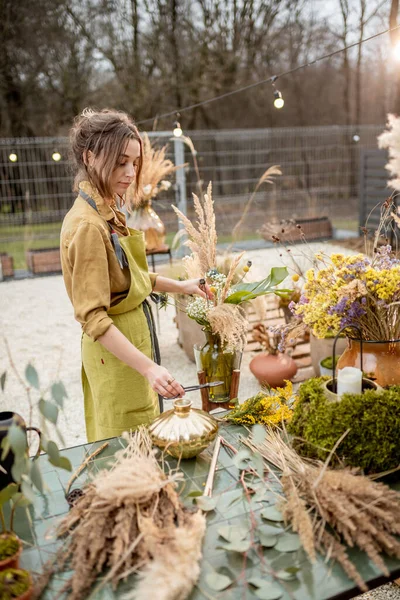 Mulher fazendo composições florais — Fotografia de Stock