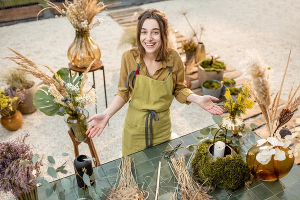 Mulher fazendo composições florais — Fotografia de Stock