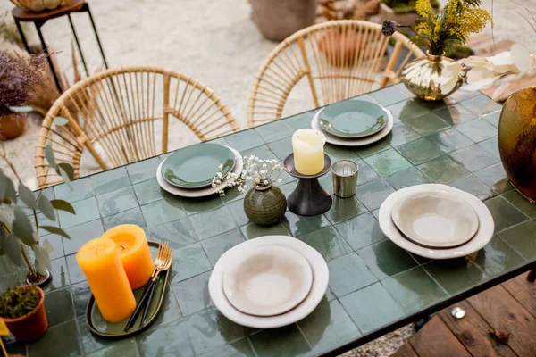 Mesa festivamente decorada em tons verdes — Fotografia de Stock