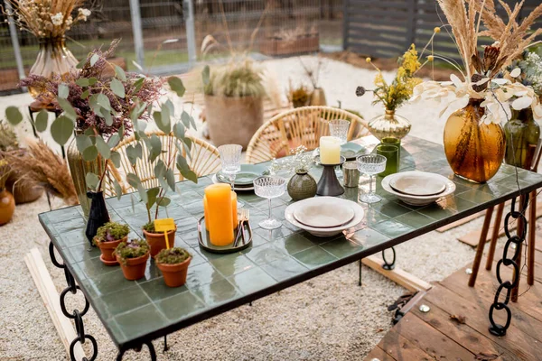 Festligt inredda tablescape i gröna toner — Stockfoto