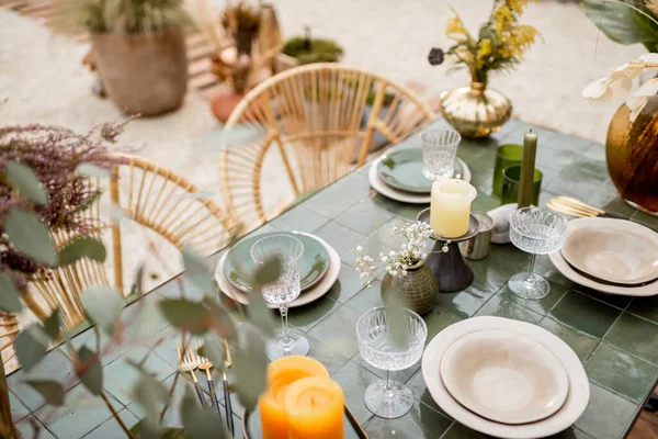 Festligt inredda tablescape i gröna toner — Stockfoto