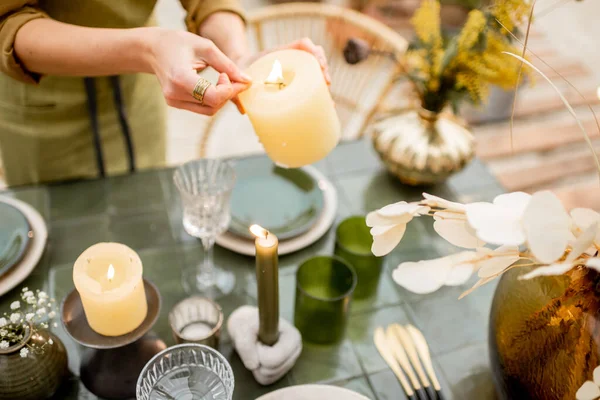 Mesa de jantar de decoração feminina em estilo natural ao ar livre — Fotografia de Stock