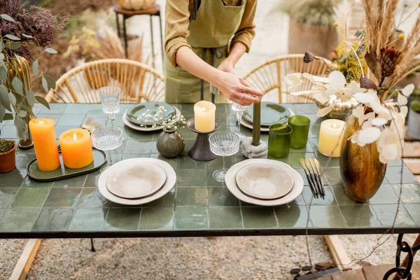 Kvinnliga dekorera matbord i naturlig stil utomhus — Stockfoto