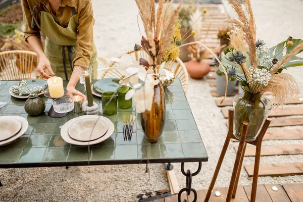 Tavolo da pranzo decorativo femminile in stile naturale all'aperto — Foto Stock