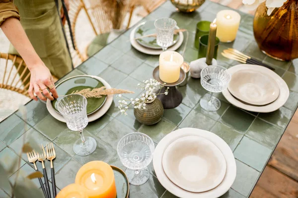 Mesa de jantar de decoração feminina em estilo natural ao ar livre — Fotografia de Stock