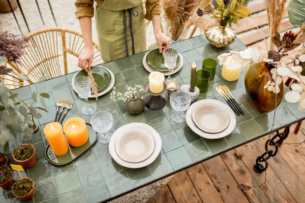 Kvinnliga dekorera matbord i naturlig stil utomhus — Stockfoto