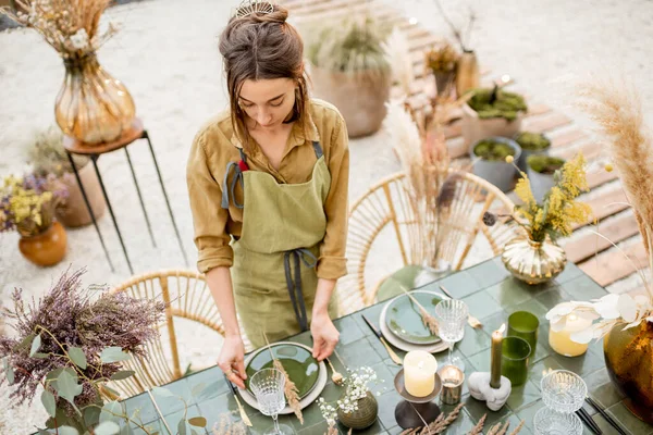 Kadın dekorasyon masası doğal bir şekilde dışarıda.