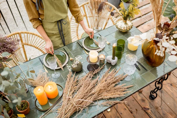 Mesa de jantar de decoração feminina em estilo natural ao ar livre — Fotografia de Stock