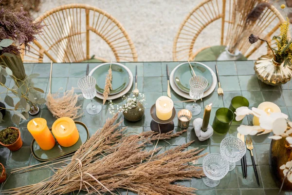 Tavolo da pranzo decorato con gusto nei toni del verde — Foto Stock