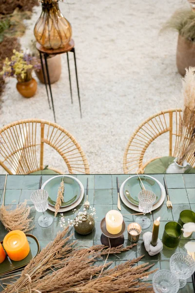 Tavolo da pranzo decorato con gusto nei toni del verde — Foto Stock