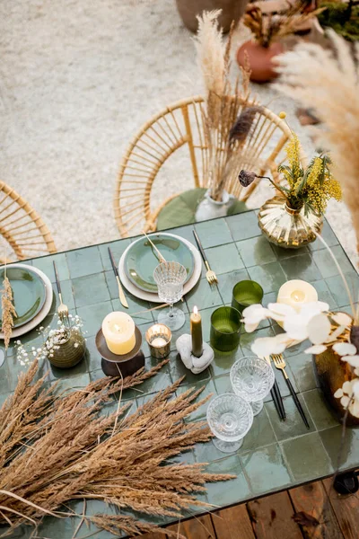 Festligt inredda matbord i gröna toner — Stockfoto