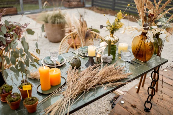 Mesa de jantar festivamente decorada em tons verdes — Fotografia de Stock