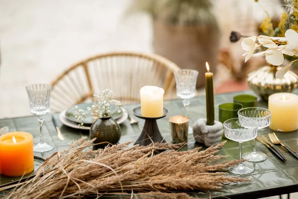 Mesa de jantar festivamente decorada em tons verdes — Fotografia de Stock