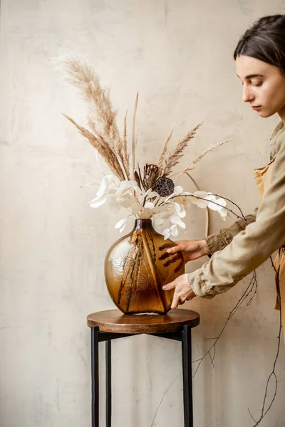 Flor de Calluna seca em um vaso de ouro — Fotografia de Stock