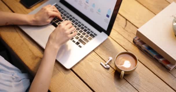 Frau arbeitet mit Kaffeetasse am Laptop — Stockvideo