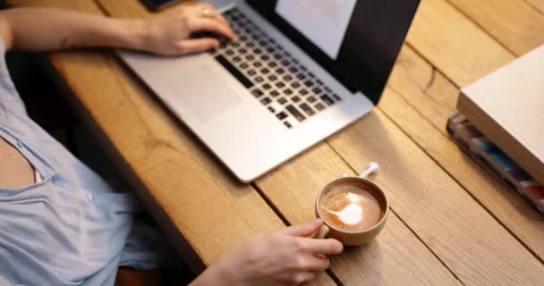 Kobieta pracująca na laptopie z filiżanką kawy — Wideo stockowe