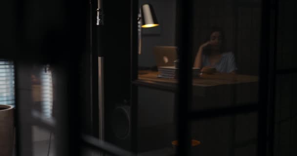 Mujer trabaja en un ordenador portátil en acogedora oficina en casa — Vídeo de stock