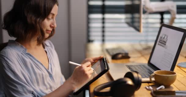 Femme travaillant sur une tablette numérique au bureau à domicile — Video