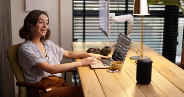 Femme parlant au haut-parleur intelligent à l'intérieur — Video