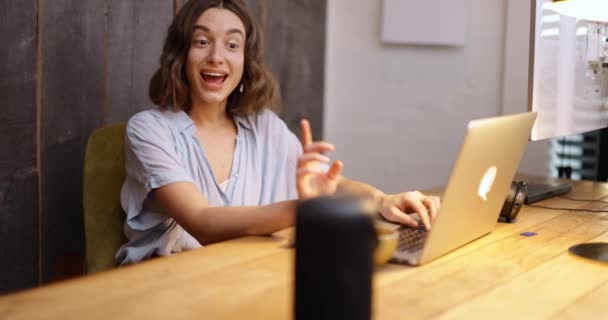 Kvinnan pratar med den smarta högtalaren inomhus — Stockvideo