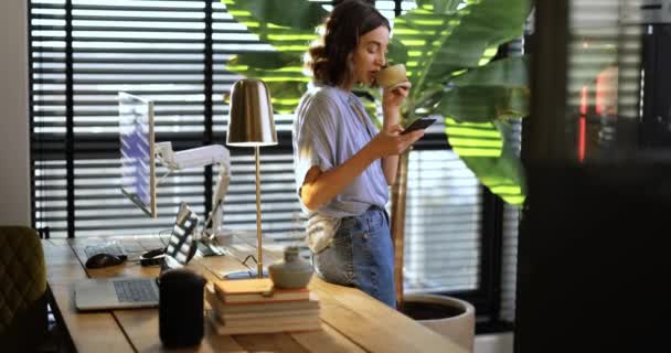 Mujer durante un descanso de café en la oficina en casa — Vídeos de Stock